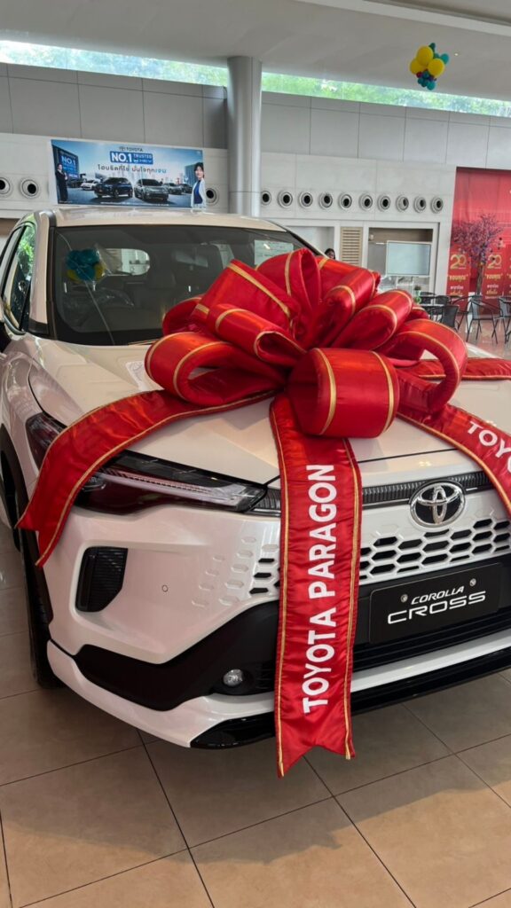 corollacross เซลส์ส้มโตโยต้าพาราก้อน ธัญบุรี คลอง7 ส่งมอบรถ Toyota รุ่นใหม่ ให้ลูกค้า พร้อมโปรโมชั่นสุดพิเศษ